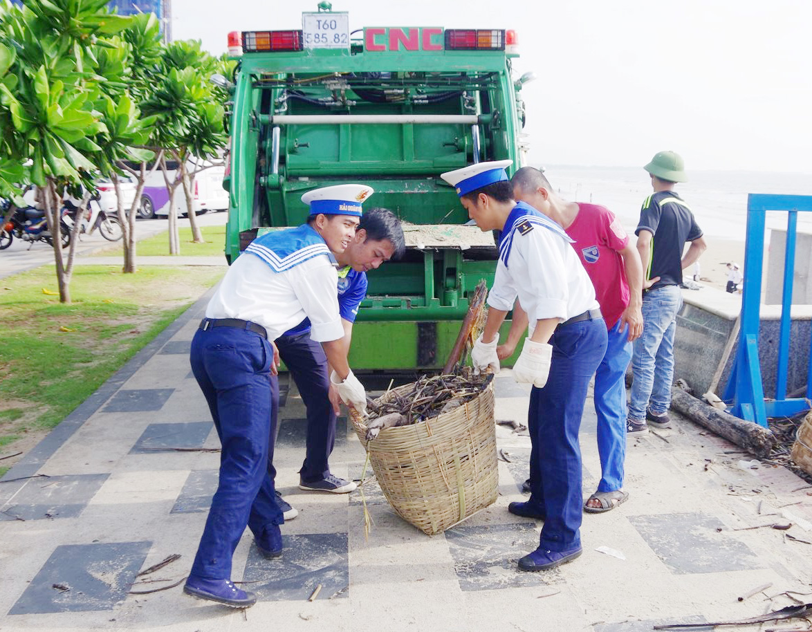Các chiến sĩ Hải đoàn 129 dọn vệ sinh môi trường tại khu vực bờ biển  Bãi Sau (TP.Vũng Tàu).