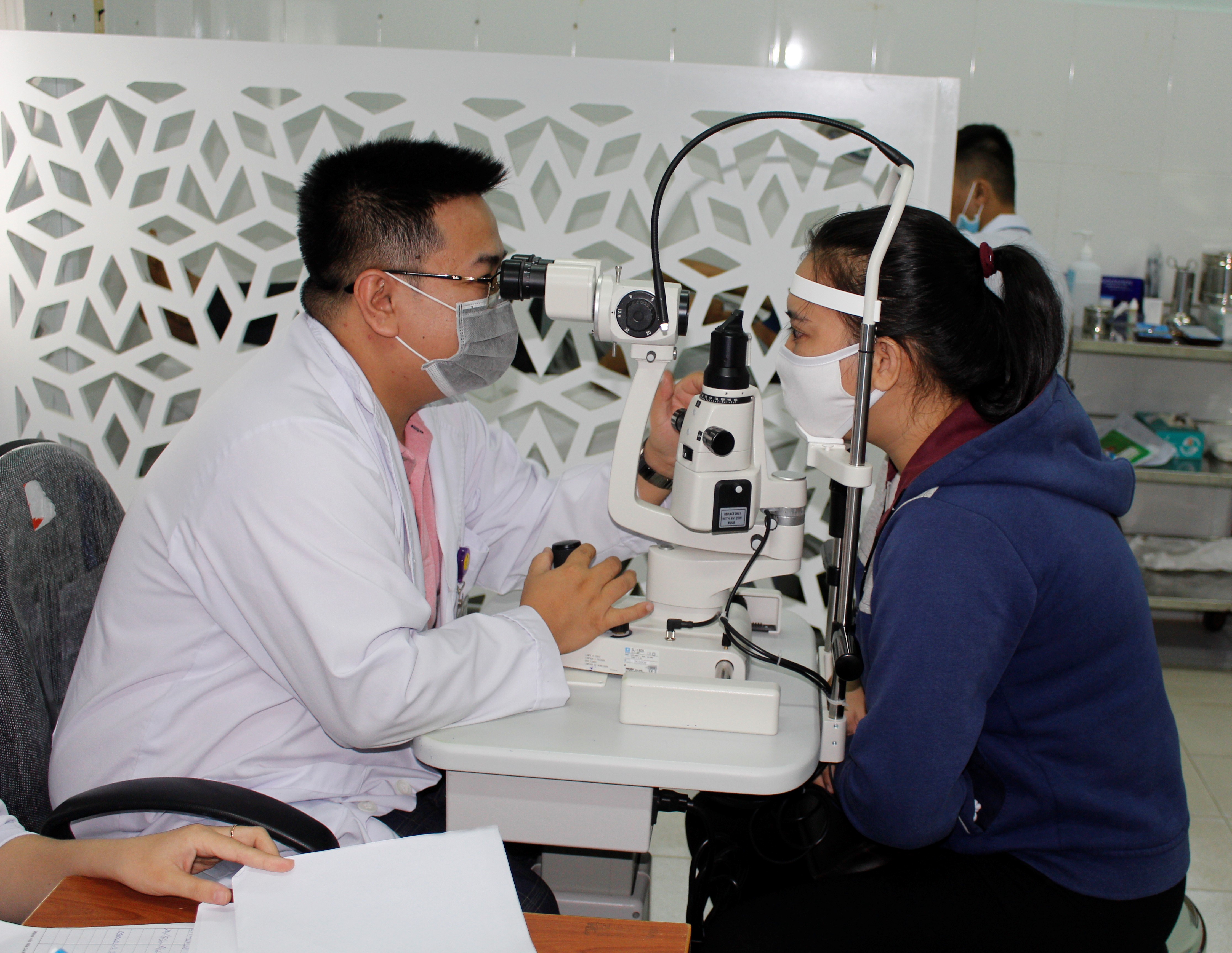 Bác sĩ Bệnh viện Mắt tỉnh khám mắt  cho  bệnh nhân bị bệnh Glaucoma.