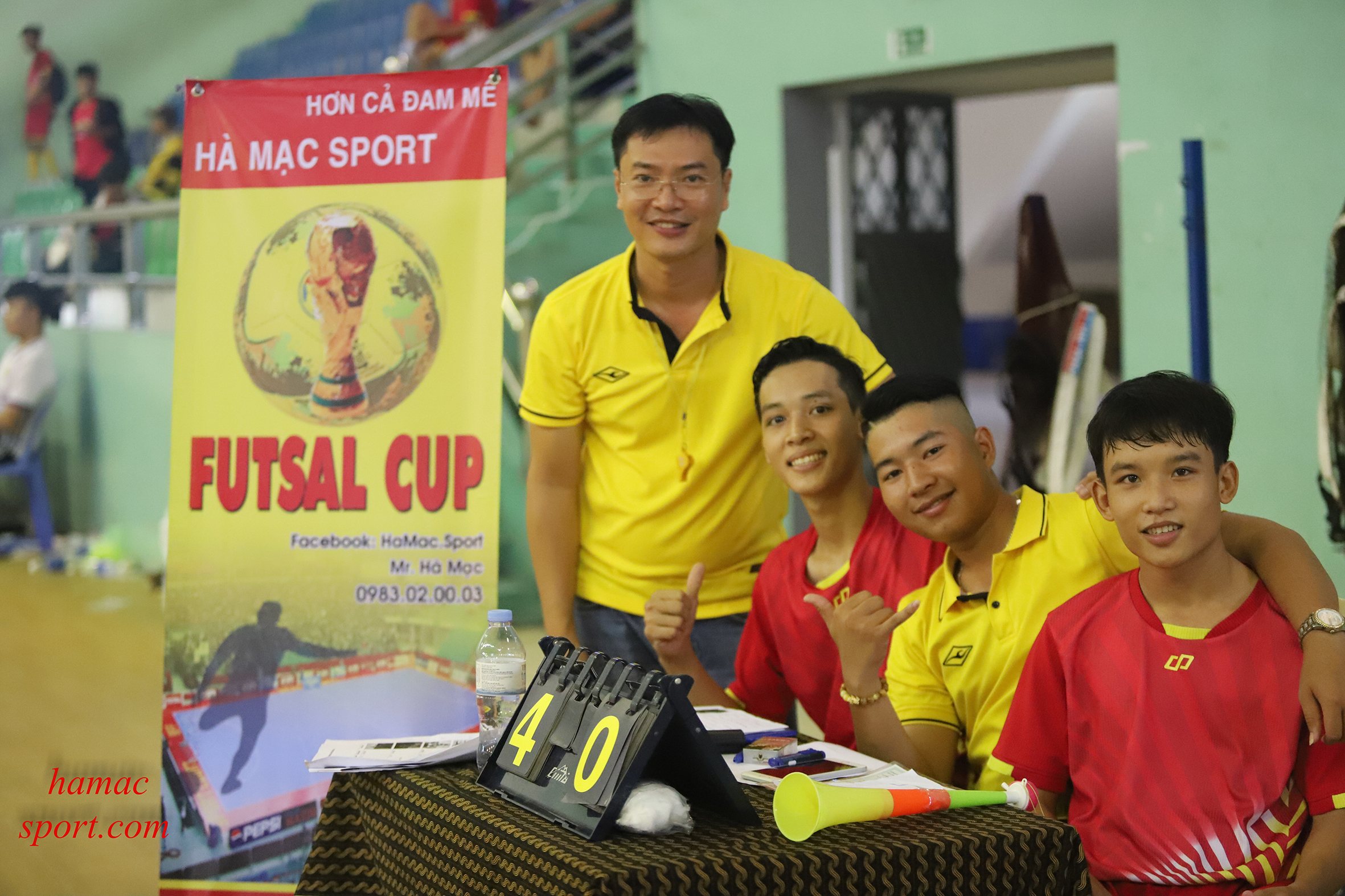 Doanh nhân Mạc Mạnh Hà (bìa trái) tại giải Futsal do anh tổ chức.