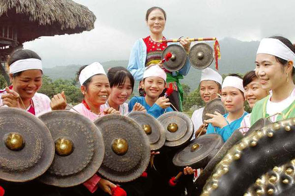 Trong nghi lễ thực hành Mo Mường  thường xuất hiện âm thanh của chiêng Mường.