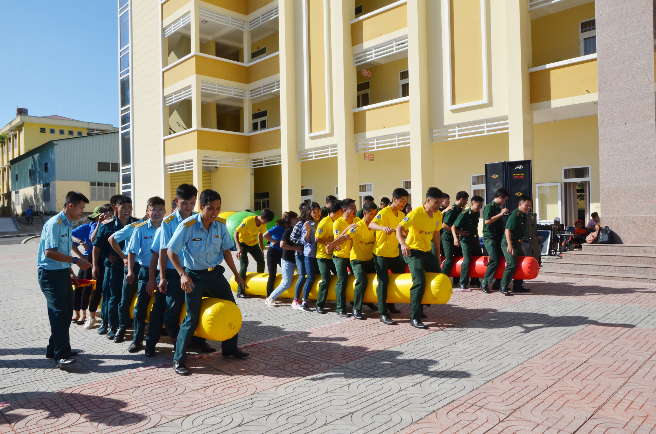 Đoàn kết là cội nguồn của sức mạnh. Trong ảnh:  ĐVTN tham gia trò chơi “đoàn kết tiến bước” tại Ngày hội lực lượng vũ trang năm 2019. Chương trình do Tỉnh Đoàn phối hợp với trường Trung cấp Biên phòng 2 tổ chức. Ảnh: MINH THANH 