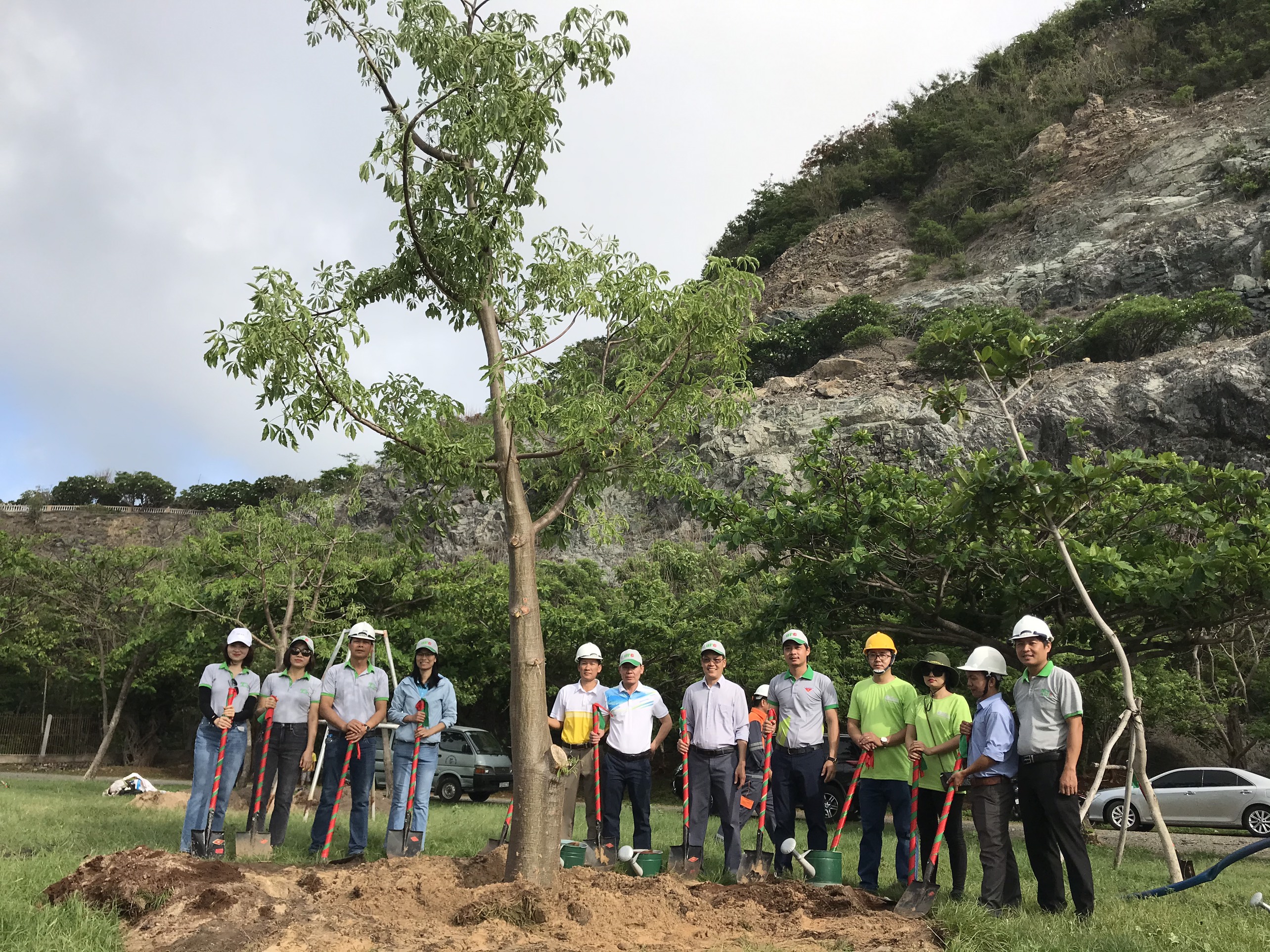 Các đại biểu chụp hình lưu niệm tại lễ trồng cây 