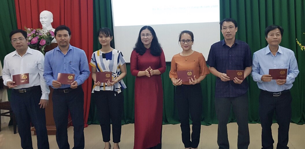 Các học viên được trao chứng chỉ hoàn thành lớp bồi dưỡng chuyên viên chính. 