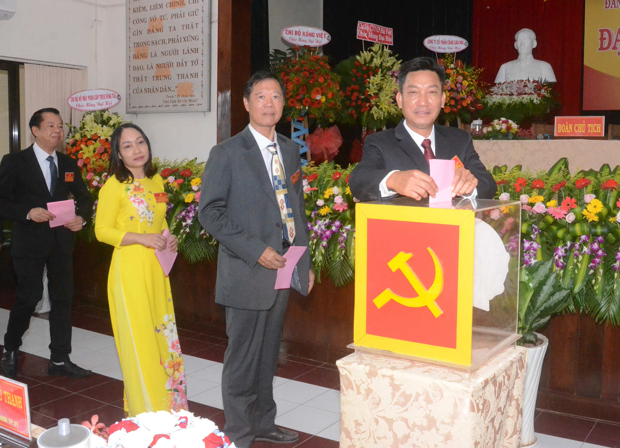 Đại biểu bỏ phiếu bầu Ban Chấp hành Đảng bộ DNNNN TP. Vũng Tàu nhiệm kỳ 2020-2025.  