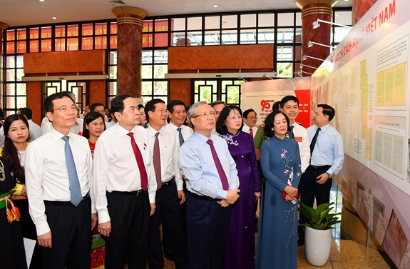 Lãnh đạo Đảng, Nhà nước và các đại biểu tham quan giới thiệu chuyên đề:  95 năm Báo chí Cách mạng Việt Nam từ tư liệu, tài liệu lưu trữ Nhà nước.