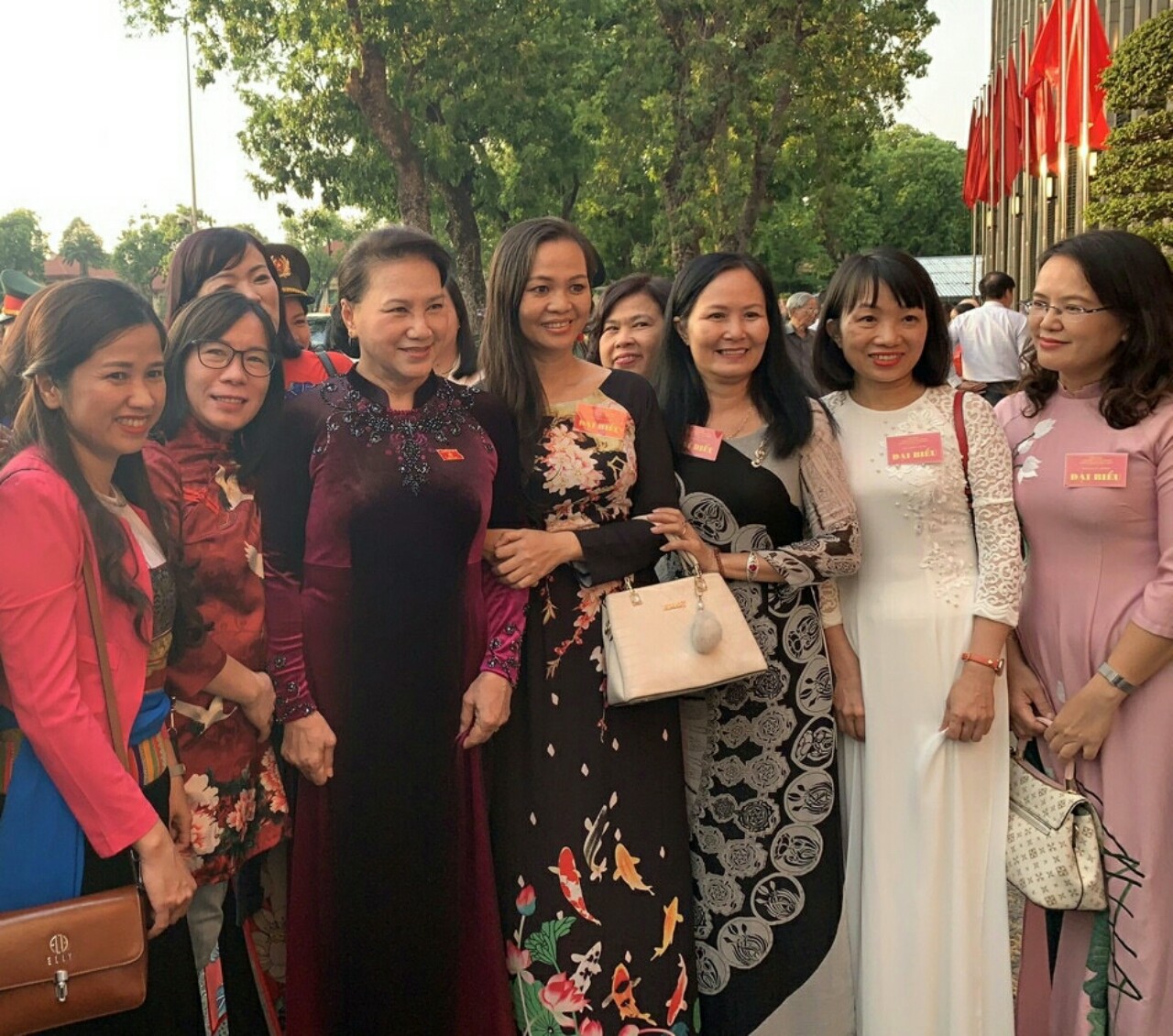 Chủ tịch Quốc hội Nguyễn Thị Kim Ngân gặp gỡ các đại biểu dự hội nghị.  Nhà báo Nguyễn Thị Phương Thảo (Báo BR-VT) đứng thứ 2, phải qua. 