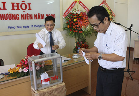Cổ đông bỏ phiếu các nội dung  theo chương trình đại hội.