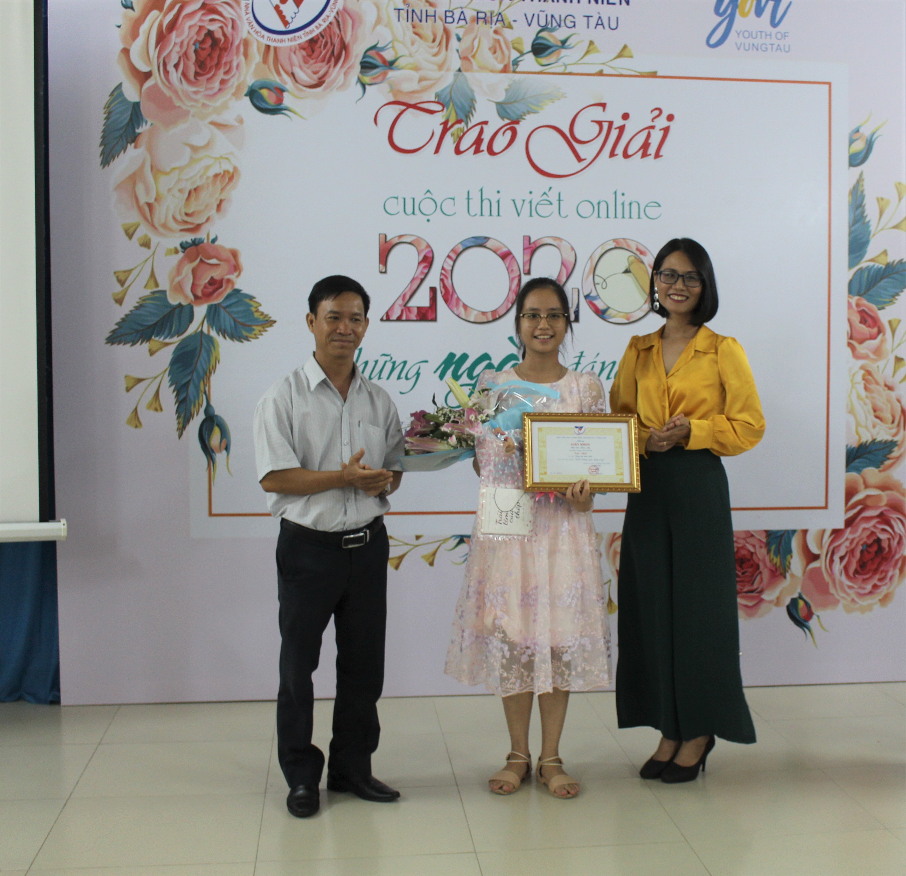 Ban Tổ chức trao giải Nhất cuộc thi cho em Bùi Đào Thiện Mỹ, lớp 8A2, Trường THCS Phú Mỹ (TX. Phú Mỹ).