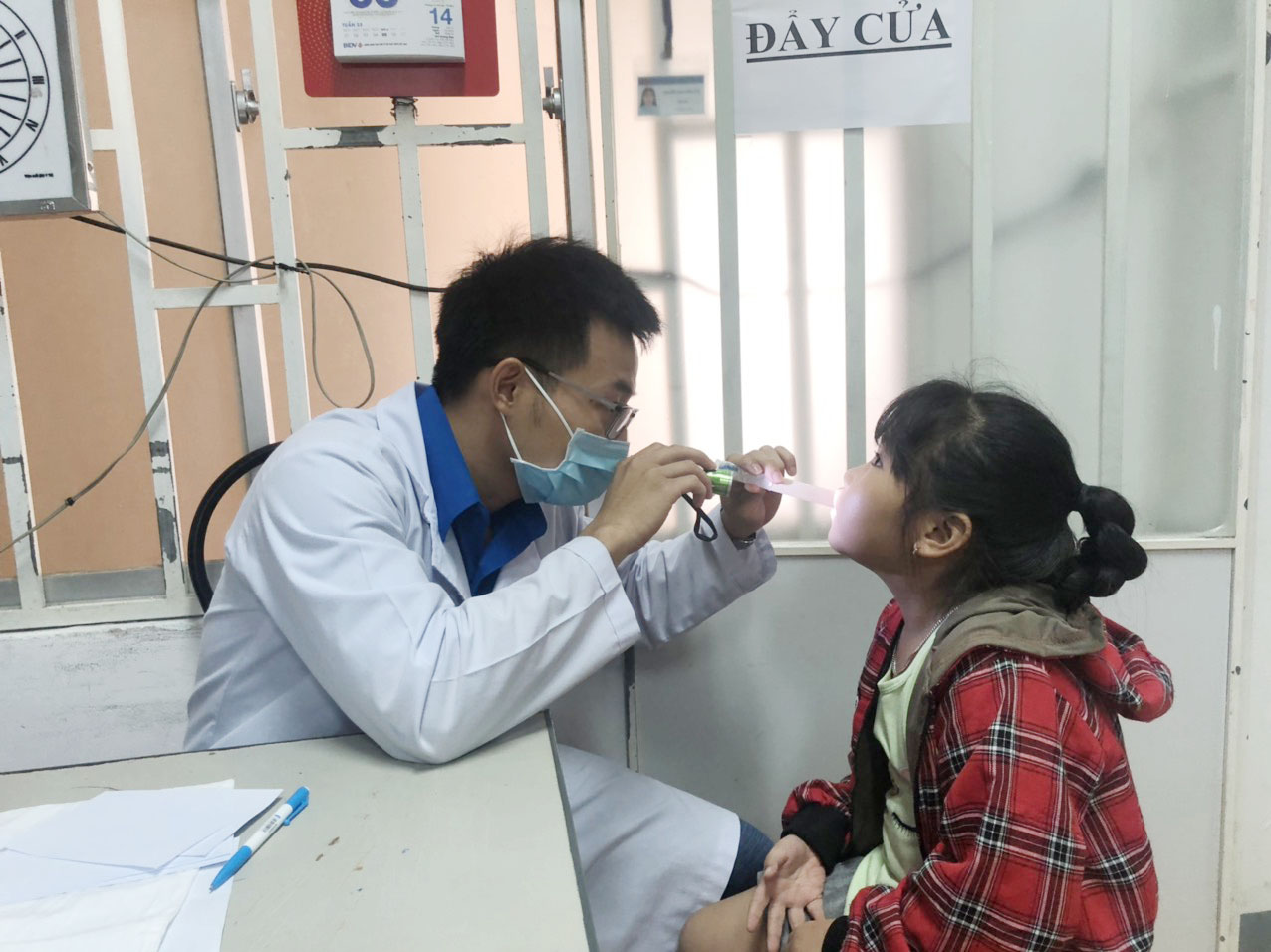 Bác sĩ Nguyễn Văn Thưởng khám răng cho trẻ em.