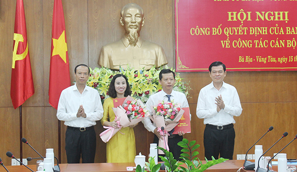 Ông Nguyễn Hồng Lĩnh, Ủy viên Trung ương Đảng, Bí thư Tỉnh ủy, Chủ tịch HĐND tỉnh và ông Nguyễn Văn Thọ, Phó Bí thư Tỉnh ủy, Chủ tịch UBND tỉnh trao Quyết định  của Ban Bí thư Trung ương Đảng chuẩn y bà Võ Ngọc Thanh Trúc và ông Thái Minh Dũng giữ chức Ủy viên Ủy ban Kiểm tra Tỉnh ủy nhiệm kỳ 2015-2020.