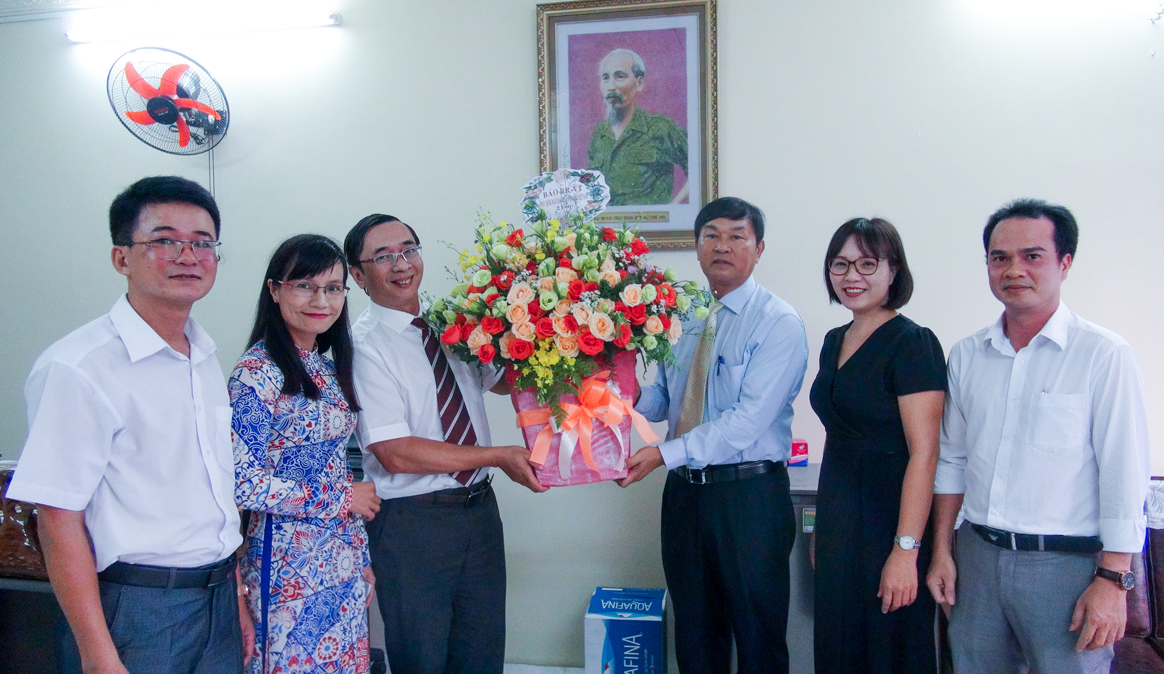 Ông Trương Đức Nghĩa, Phó Tổng Biên tập Báo BR-VT (thứ 3 từ trái qua) cùng cán bộ, phóng viên, biên tập viên cơ quan Báo thăm, tặng quà Nhà báo Phan Đức Hiền, Chủ tịch Hội Nhà Báo tỉnh, Nguyên Tổng biên tập Báo BR-VT.