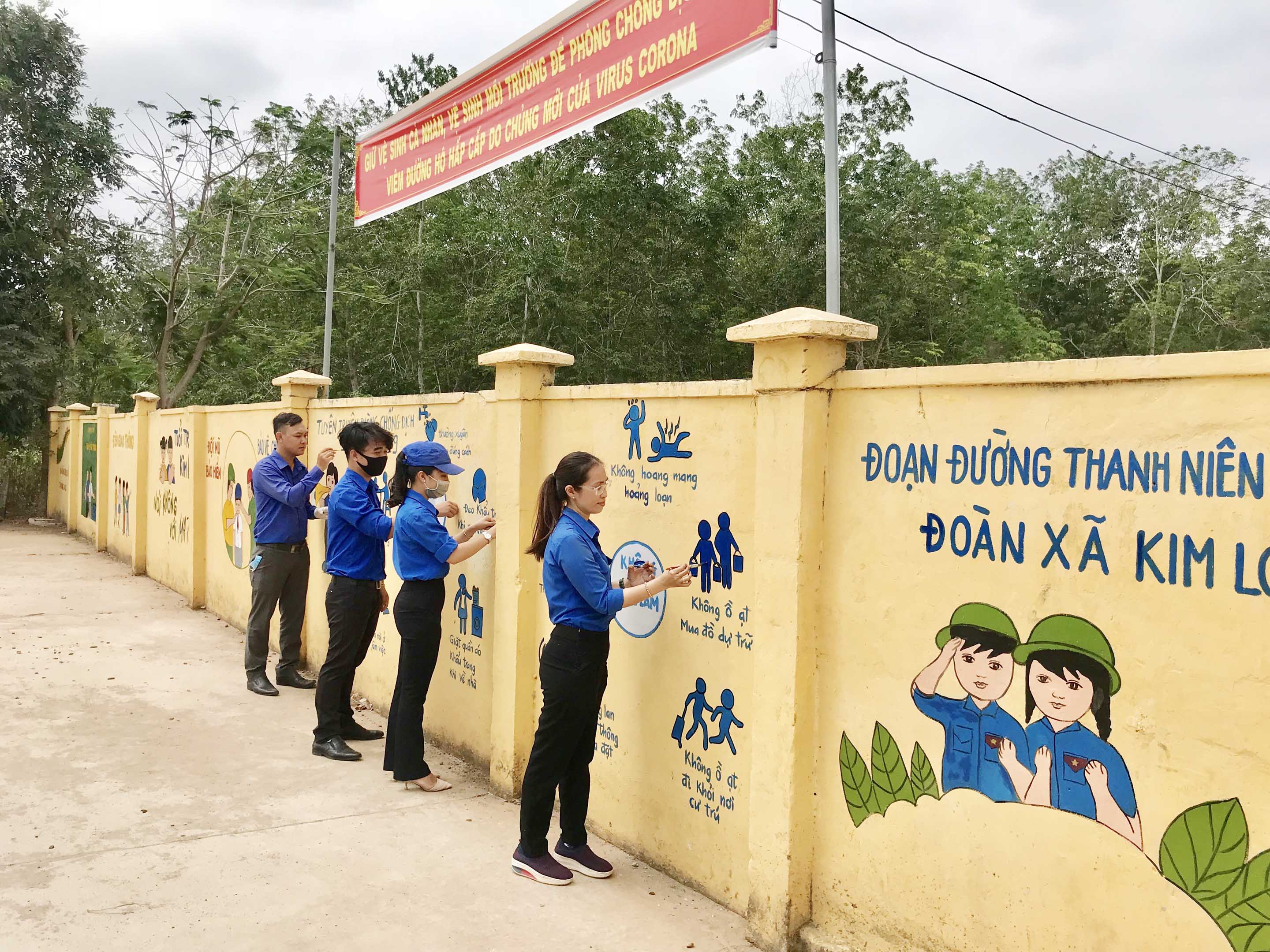 Sử dụng mạng xã hội để truyền tải những câu chuyện tốt, những việc làm hay của ĐVTN cũng là cách để lan tỏa phong trào đoàn, hội, định hướng tư tưởng cho ĐVTN. Trong ảnh: ĐVTN xã Kim Long, huyện Châu Đức vẽ tranh tường tuyên truyền An toàn giao thông, phòng chống COVID-19.
