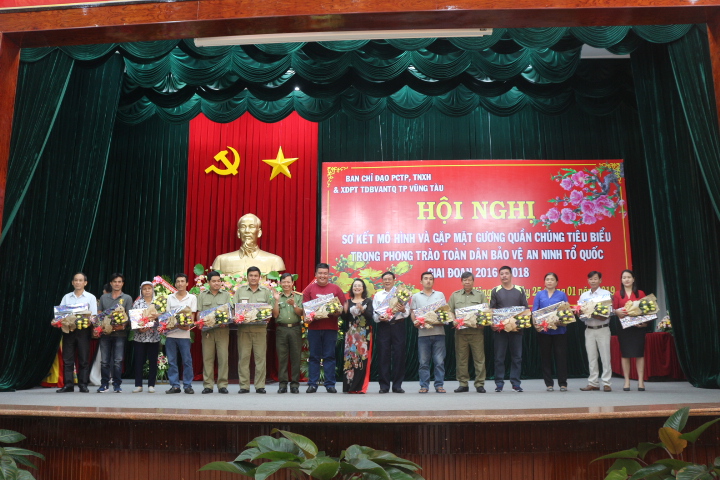 Lãnh đạo Công an tỉnh và UBND TP. Vũng Tàu biểu dương gương quần chúng tiêu biểu trong phong trào toàn dân bảo vệ ANTQ.