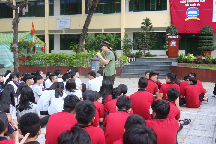 Cán bộ Xây dựng phong trào Công an thành phố tuyên truyền phòng, chống tội phạm cho HS.