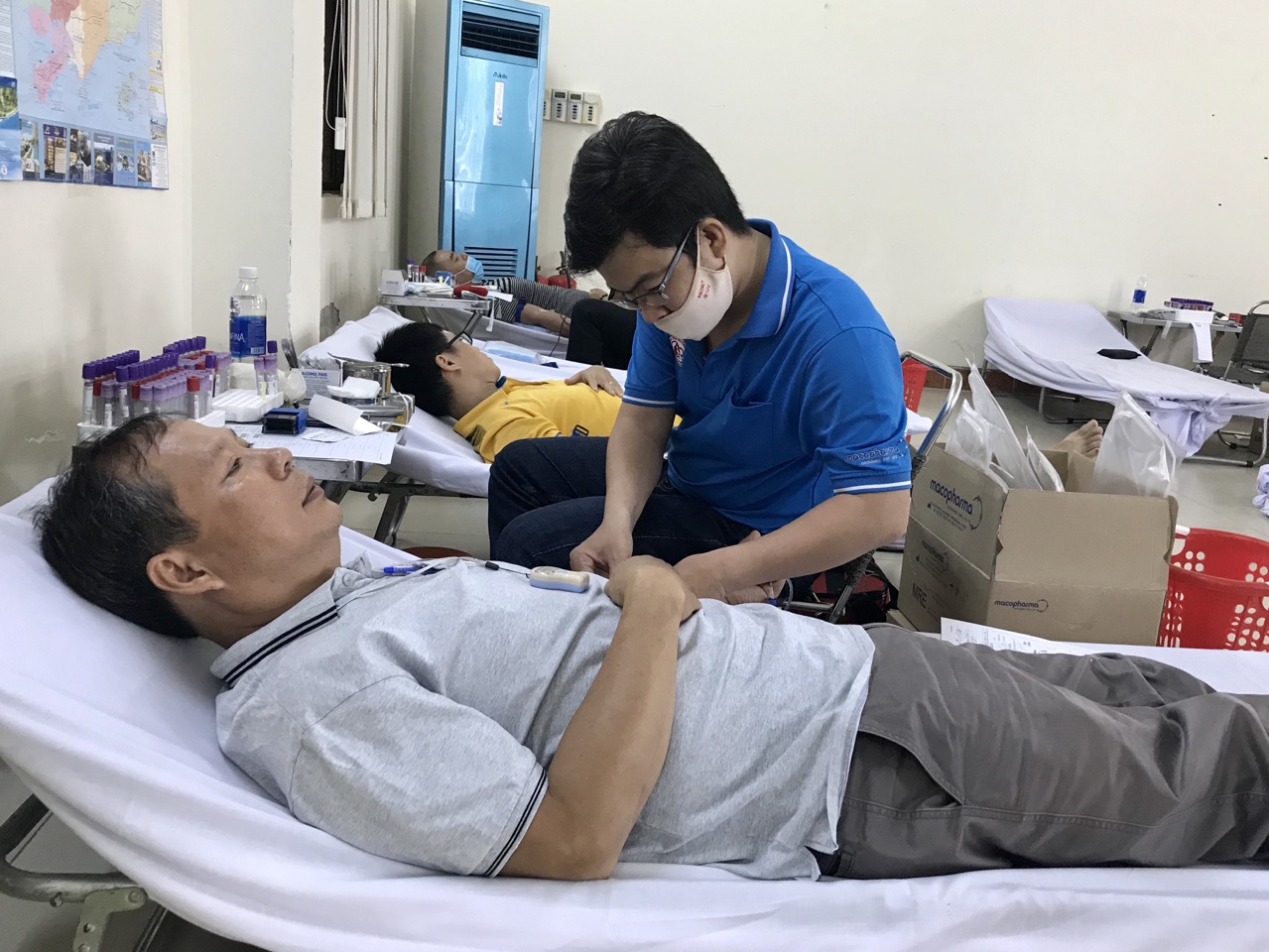 CBCCVC và người lao động tham gia hiến máu tình nguyện sáng 15/6.