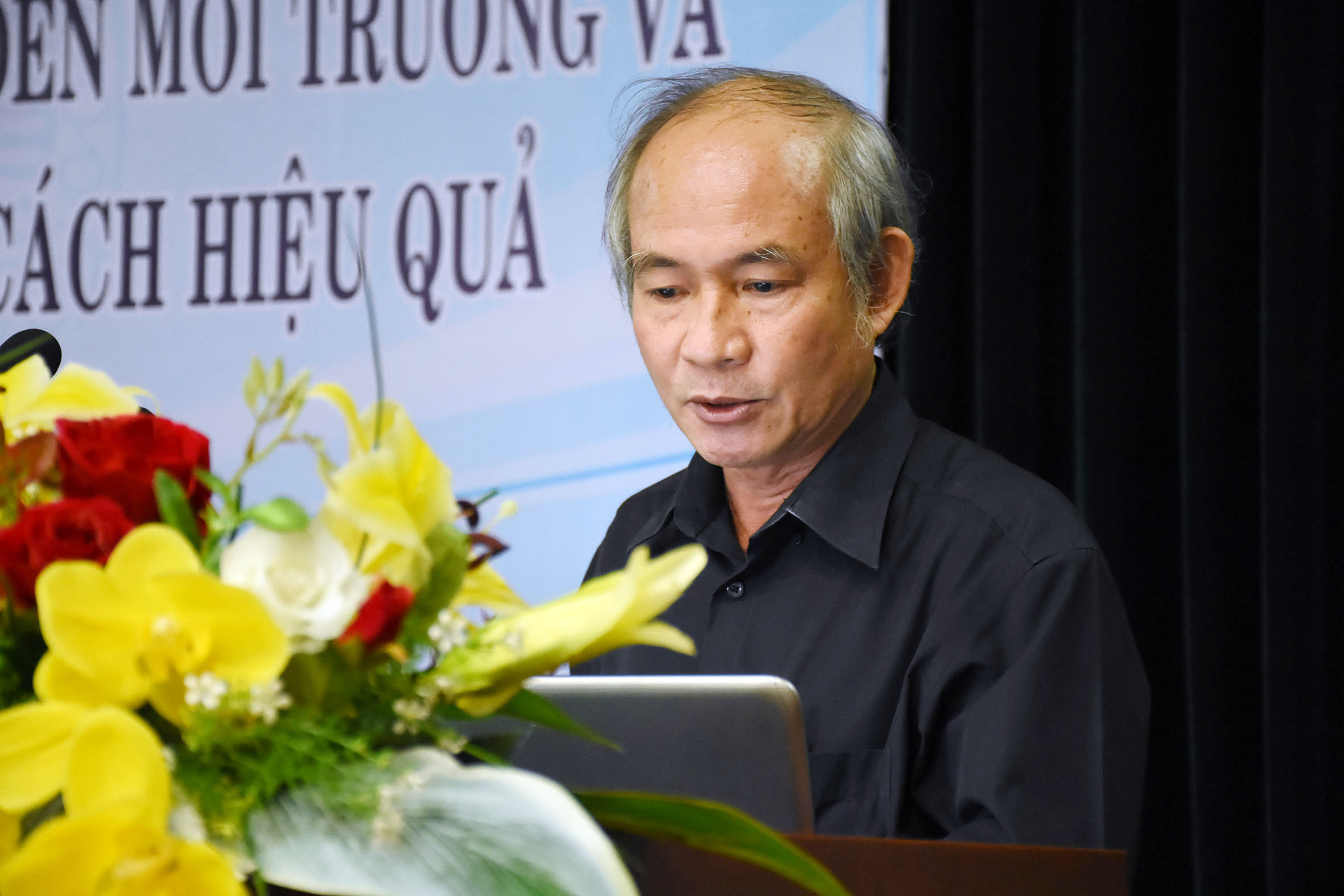 PGS. TS Phạm Hồng Nhật, Viện Nhiệt đới môi trường phát biểu tại hội thảo.    