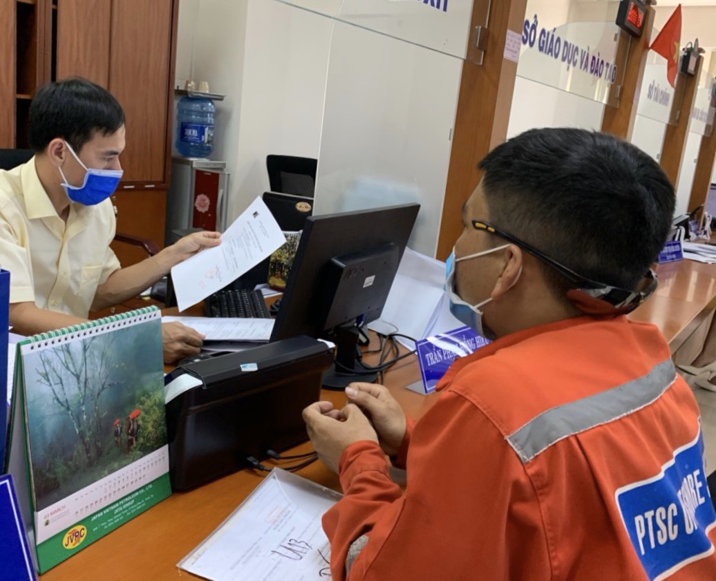 Người dân làm thủ tục hành chính tại Trung tâm phục vụ hành chính công tỉnh. 