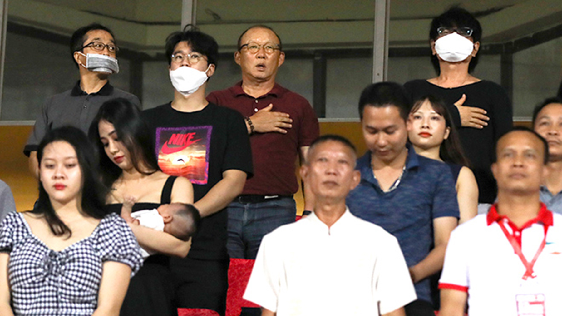 HLV Park Hang-seo rất quan tâm tới thể lực của các cầu thủ nên khi theo dõi LS V-League 2020 thì ông còn đem theo cả bác sĩ Choi Ju Young (bên phải). 