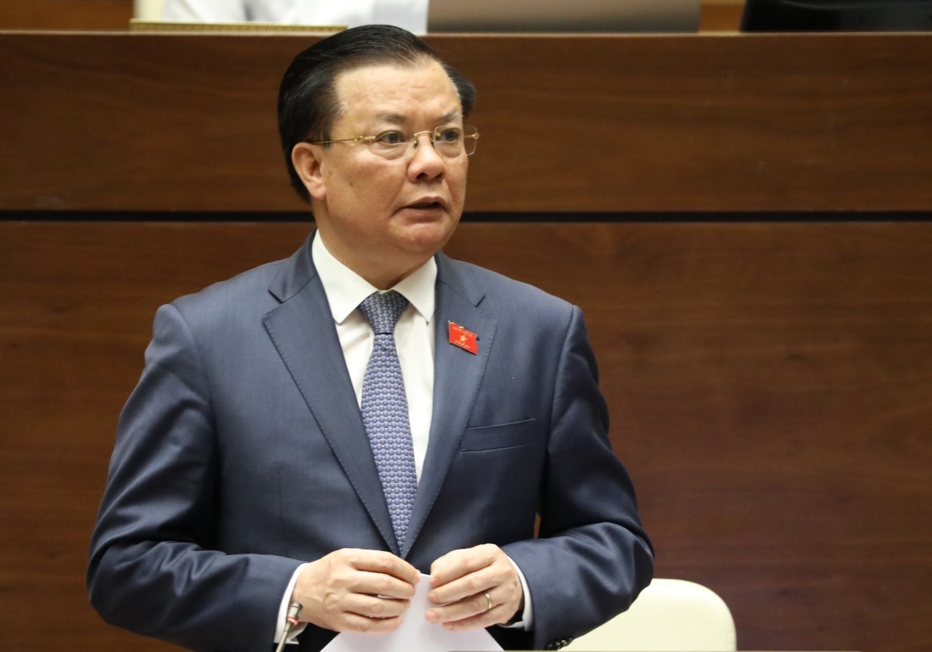 Bộ trưởng Bộ Tài chính Đinh Tiến Dũng phát biểu giải trình, làm rõ vấn đề đại biểu Quốc hội nêu. Ảnh: VĂN ĐIỆP 
