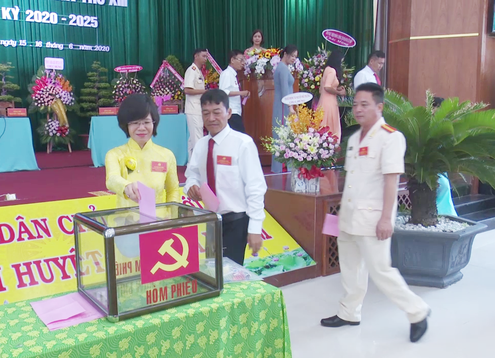 Các đại biểu bỏ phiếu bầu BCH Đảng bộ Phường 11 khóa XIII nhiệm kỳ 2020-2025. 