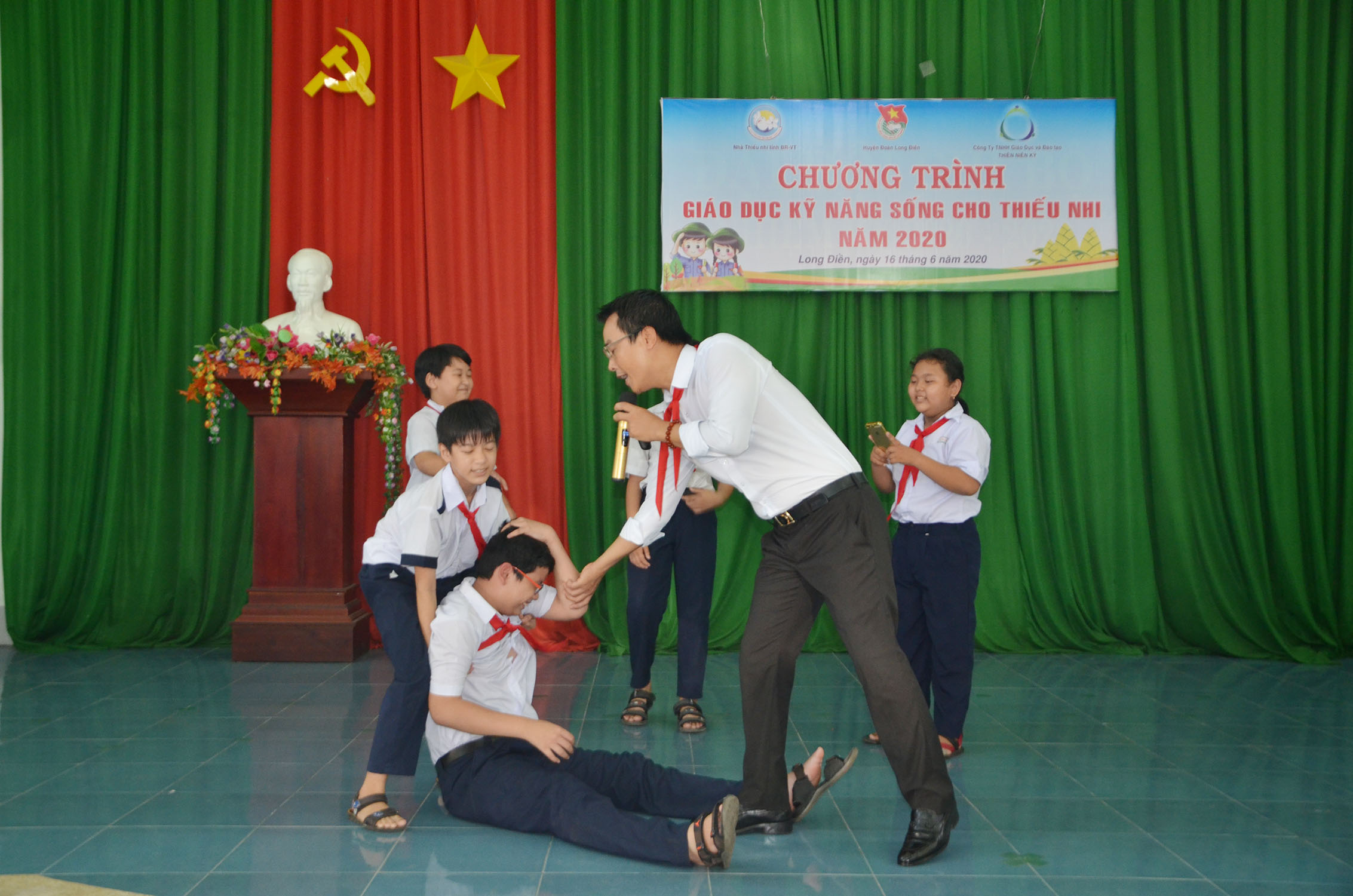 Chương trình xây dựng tình huống HS tham gia đánh nhau, quay clip tung lên mạng xã hội.