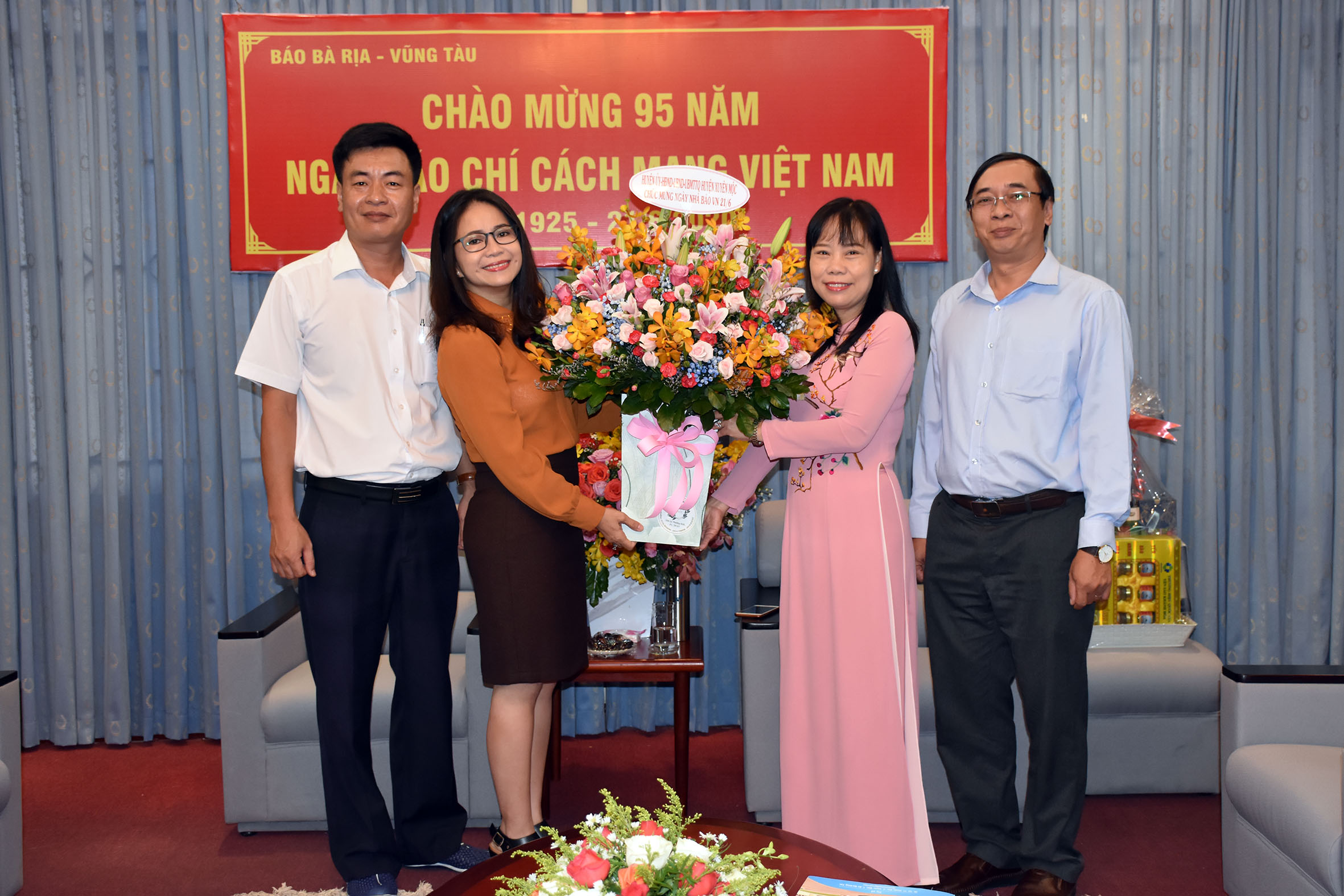 Đoàn lãnh đạo Huyện ủy, HĐND, UBND, UBMTTQ huyện Xuyên Mộc do bà Lê Thị Trang Đài, Chủ tịch UBND huyện làm Trưởng đoàn đã đến thăm, chúc mừng Báo BR-VT.