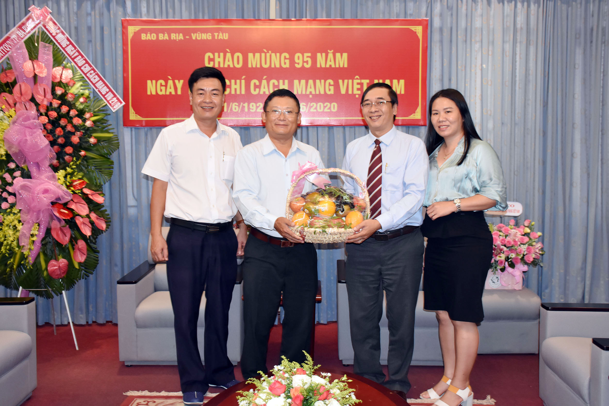 Đoàn Bảo hiểm xã hội tỉnh do ông Đặng Hồng Tuấn, Phó Giám đốc làm Trưởng đoàn thăm, chúc mừng Báo BR-VT. 