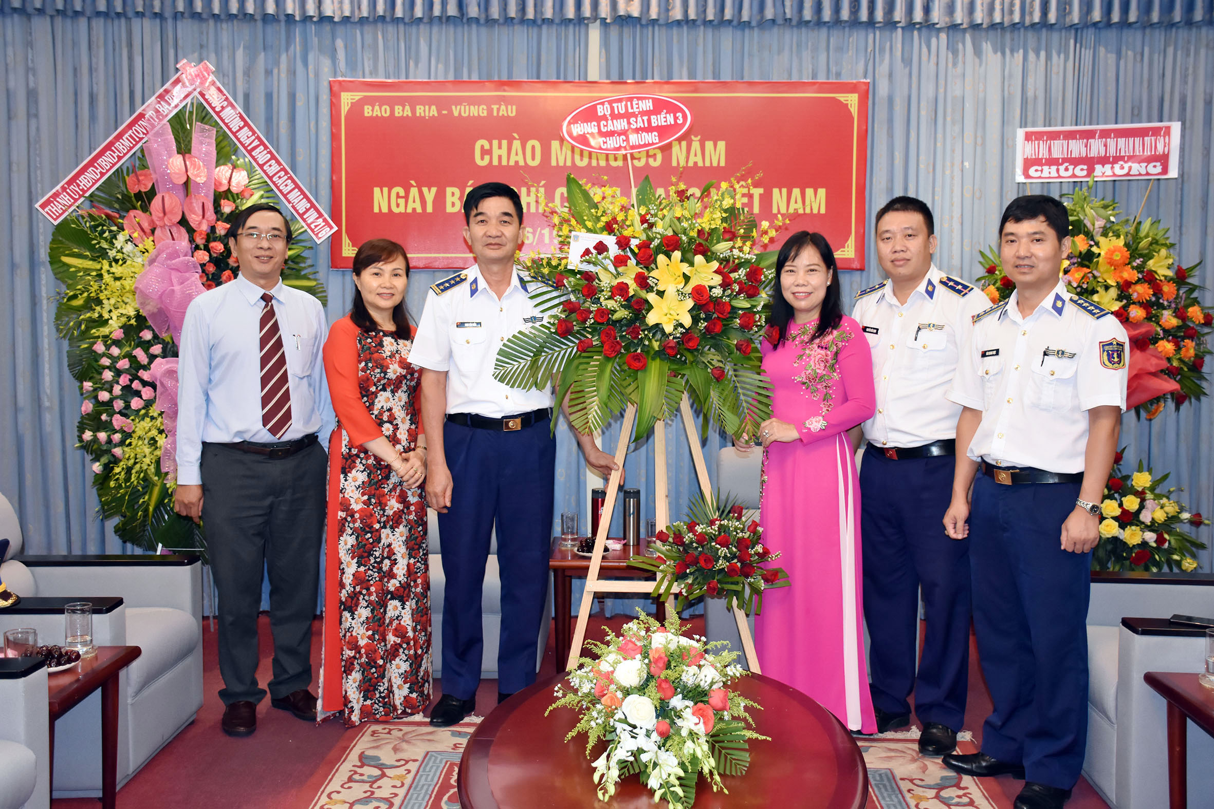 Đại diện lãnh đạo Bộ Tư lệnh Vùng Cảnh sát biển 3 thăm, chúc mừng Báo BR-VT.