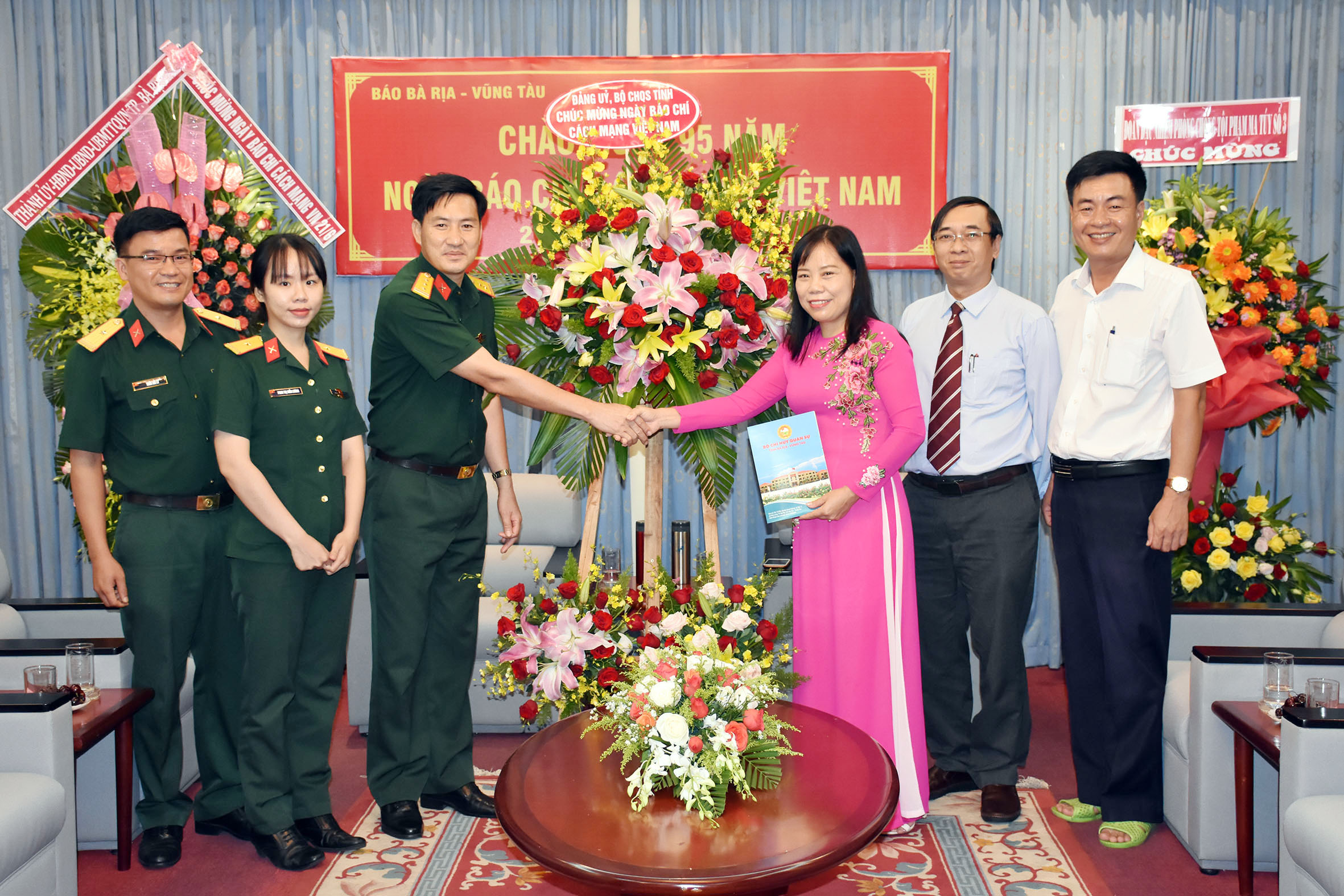 Đoàn đại diện lãnh đạo Đảng ủy, Bộ Chỉ huy Quân sự tỉnh thăm, chúc mừng Báo BR-VT.