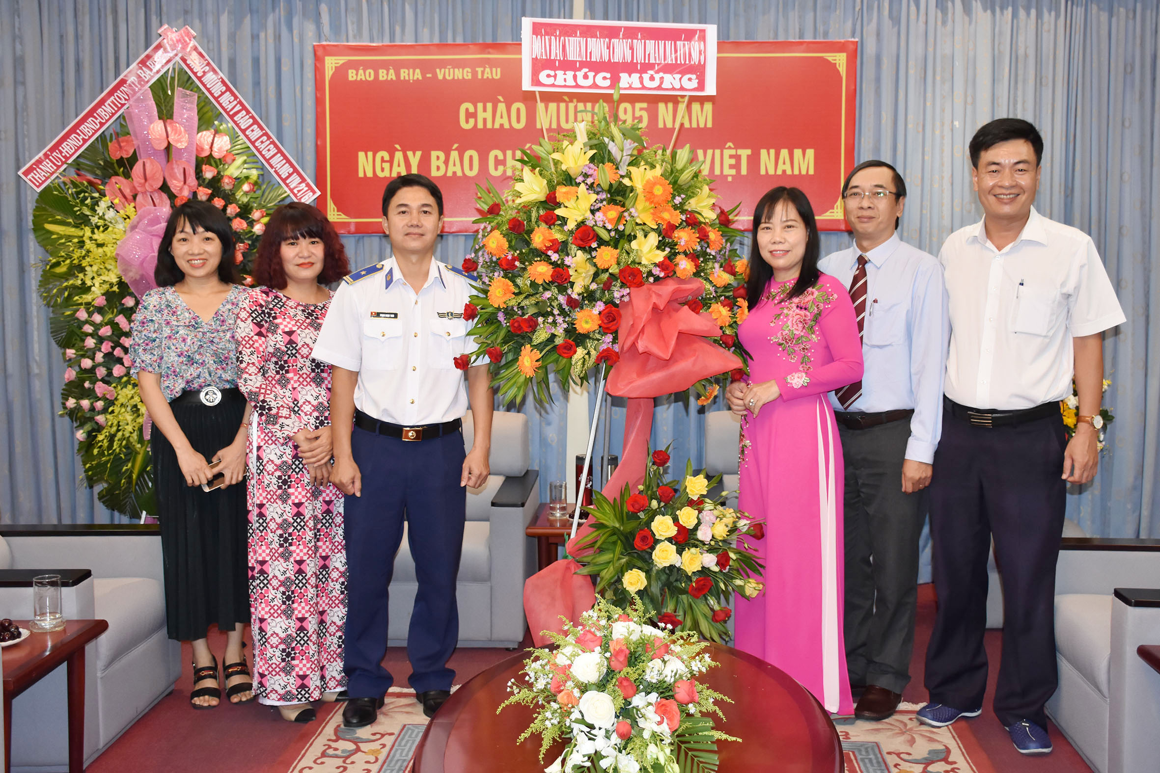 Đoàn đại diện lãnh đạo Đoàn Đặc nhiệm phòng chống tội phạm ma túy số 3 thăm, chúc mừng Báo BR-VT.