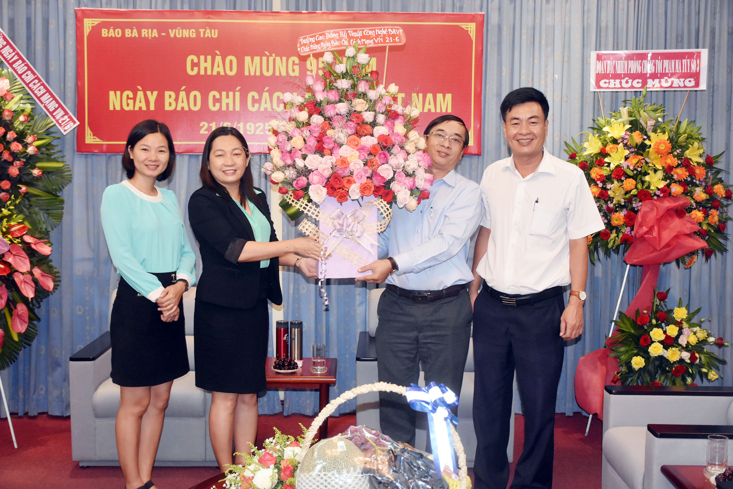 Đại diện Ban Giám hiệu Trường CĐ Kỹ thuật Công nghệ tỉnh thăm, chúc mừng Báo BR-VT.