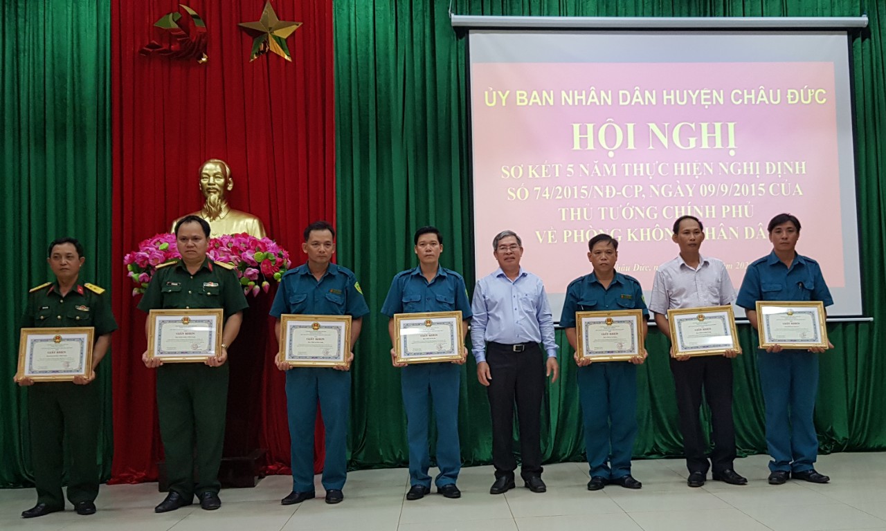 Đại diện lãnh đạo huyện trao Giấy khen cho các tập thể đạt thành tích trong công tác phòng không nhân dân 