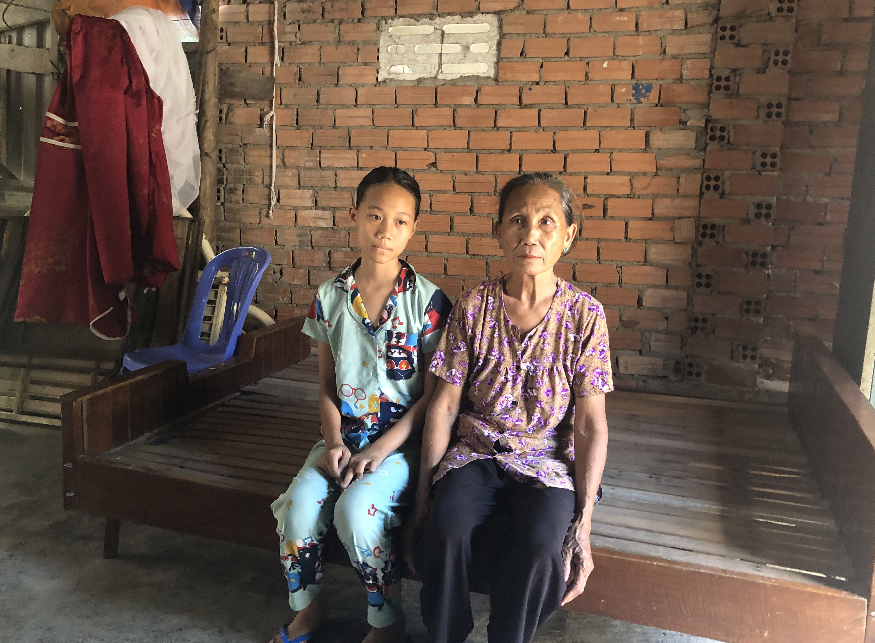 Thương và bà nội trong căn nhà ọp ẹp, cũ kỹ.