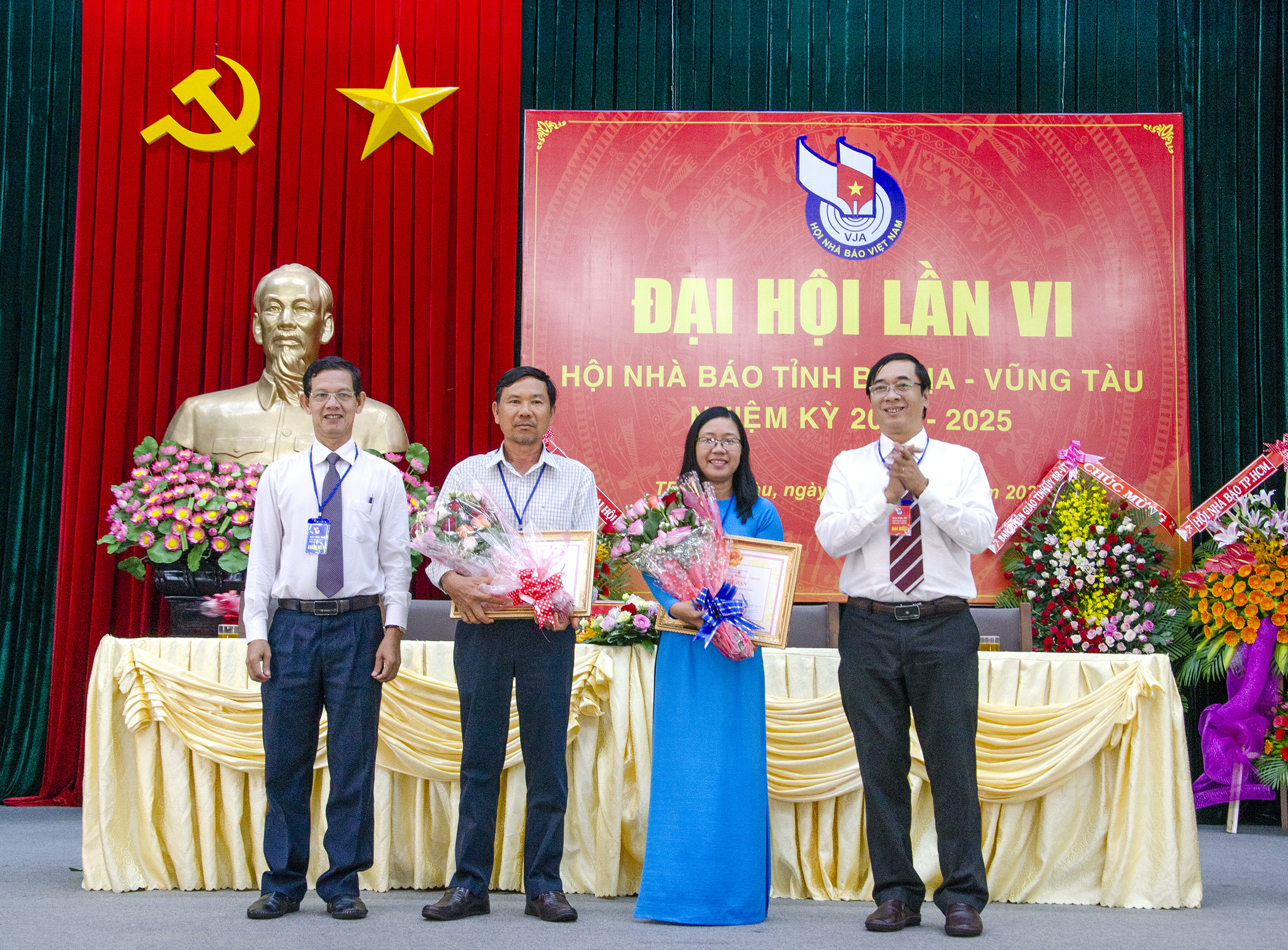 Các ông: Nguyễn Văn Lợi, Phó Trưởng Ban Tổ chức Tỉnh ủy (bìa trái); Trương Đức Nghĩa, Phó Chủ tịch Hội Nhà báo tỉnh, Phó Tổng Biên tập Báo BR-VT trao giải B Giải Báo chí tỉnh BR-VT lần thứ 28 cho các tác giả.