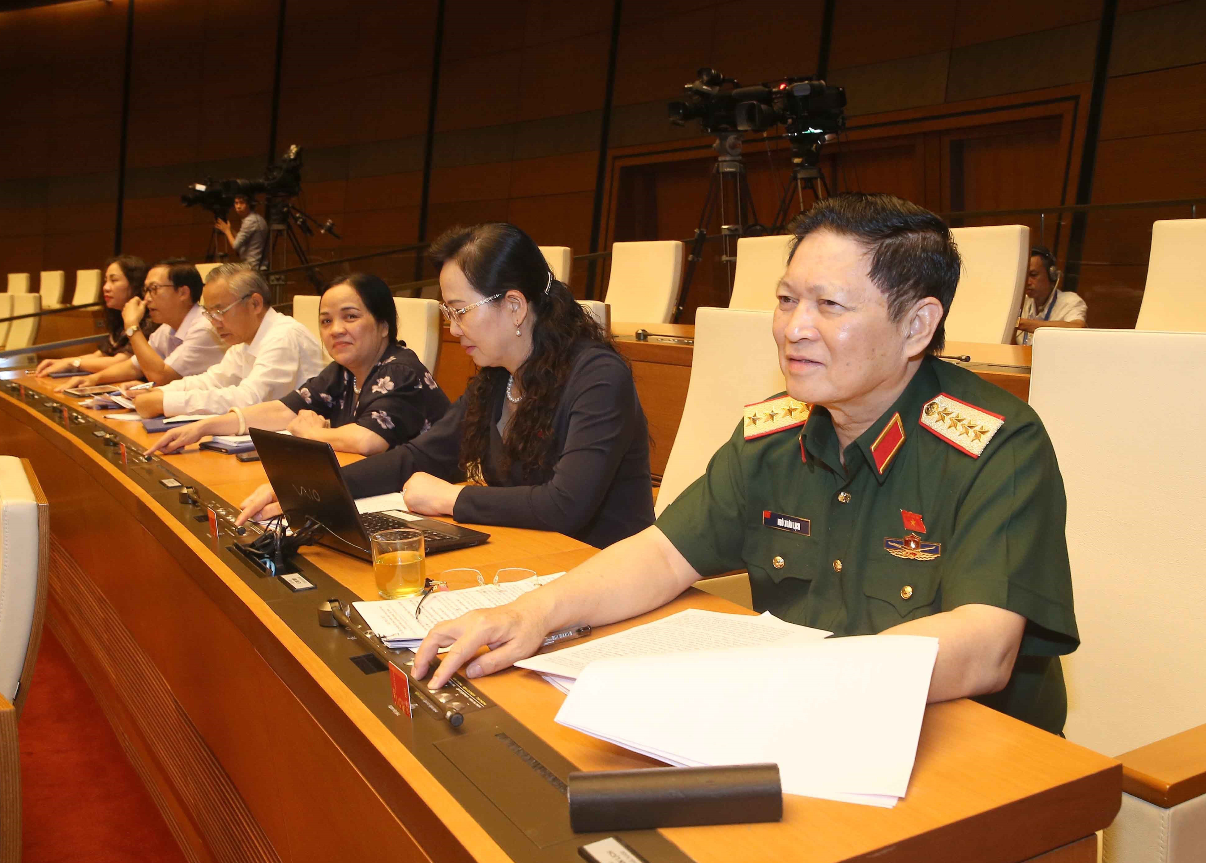 Đại biểu Quốc hội ấn nút biểu quyết thông qua Luật Đầu tư  theo phương thức đối tác công tư (PPP). Ảnh: DOÃN TẤN 