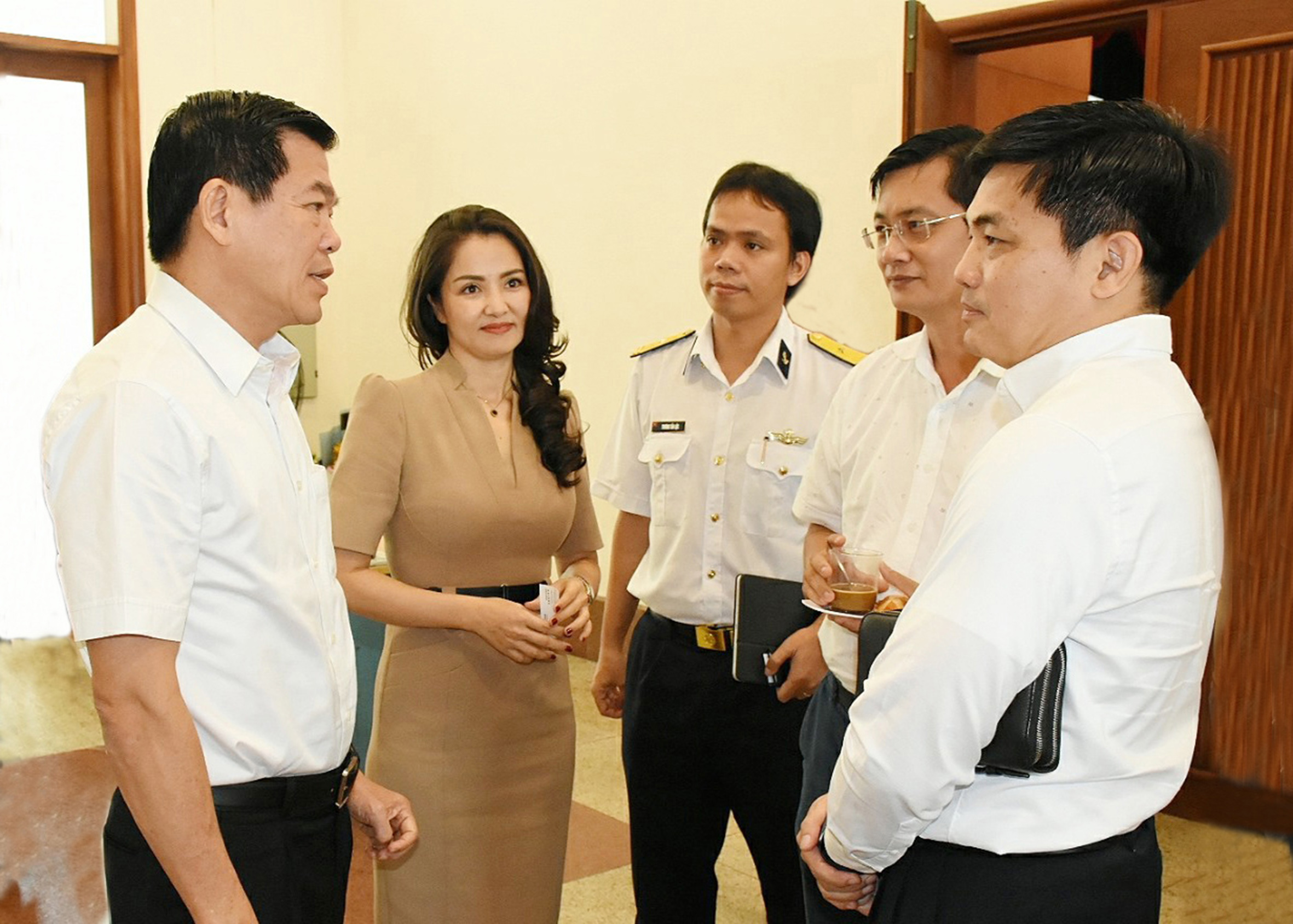Ông Nguyễn Hồng Lĩnh, Ủy viên Trung ương Đảng, Bí thư Tỉnh ủy, Chủ tịch HĐND tỉnh trao đổi với các đại biểu bên lề hội thảo.