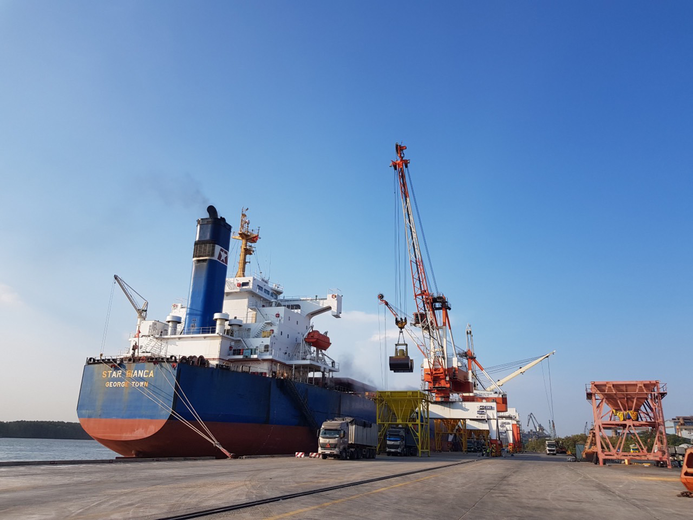 Tàu trọng tải 80 ngàn DWT cập Cảng Dịch vụ tổng hợp Hưng Thái (do Công ty CP Vina Logistics khai thác) xếp dỡ hàng nông sản.