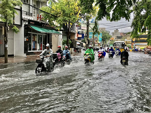 Mưa ngập sâu trên tuyến đường Bacu.