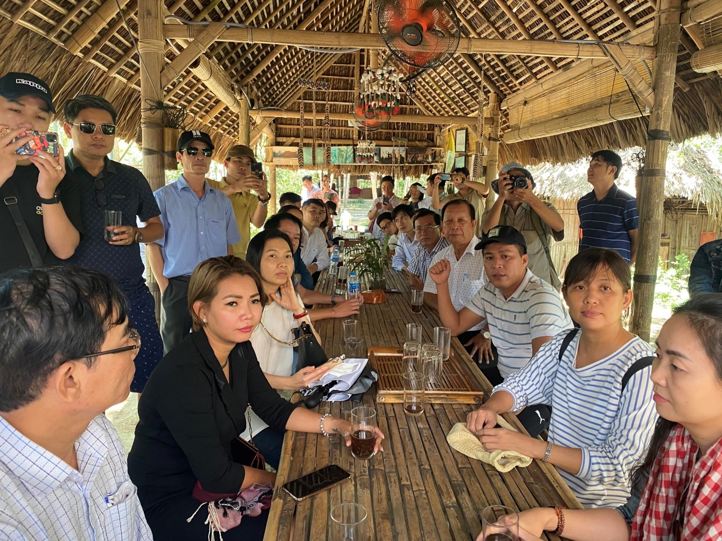 Đoàn khảo sát tham quan Nhà dài Tà Lài.