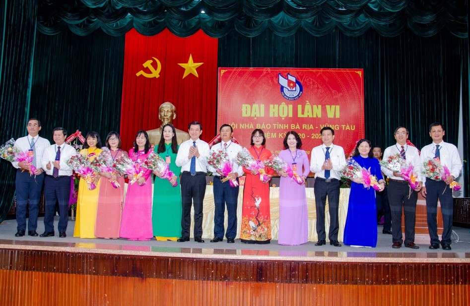 Ông Nguyễn Hồng Lĩnh, Ủy viên Trung ương Đảng, Bí thư Tỉnh ủy, Chủ tịch HĐND tỉnh và ông Trần Văn Tuấn, Phó Chủ tịch UBND tỉnh tặng hoa chúc mừng BCH Hội Nhà Báo tỉnh khóa VI, nhiệm kỳ 2020 - 2025.