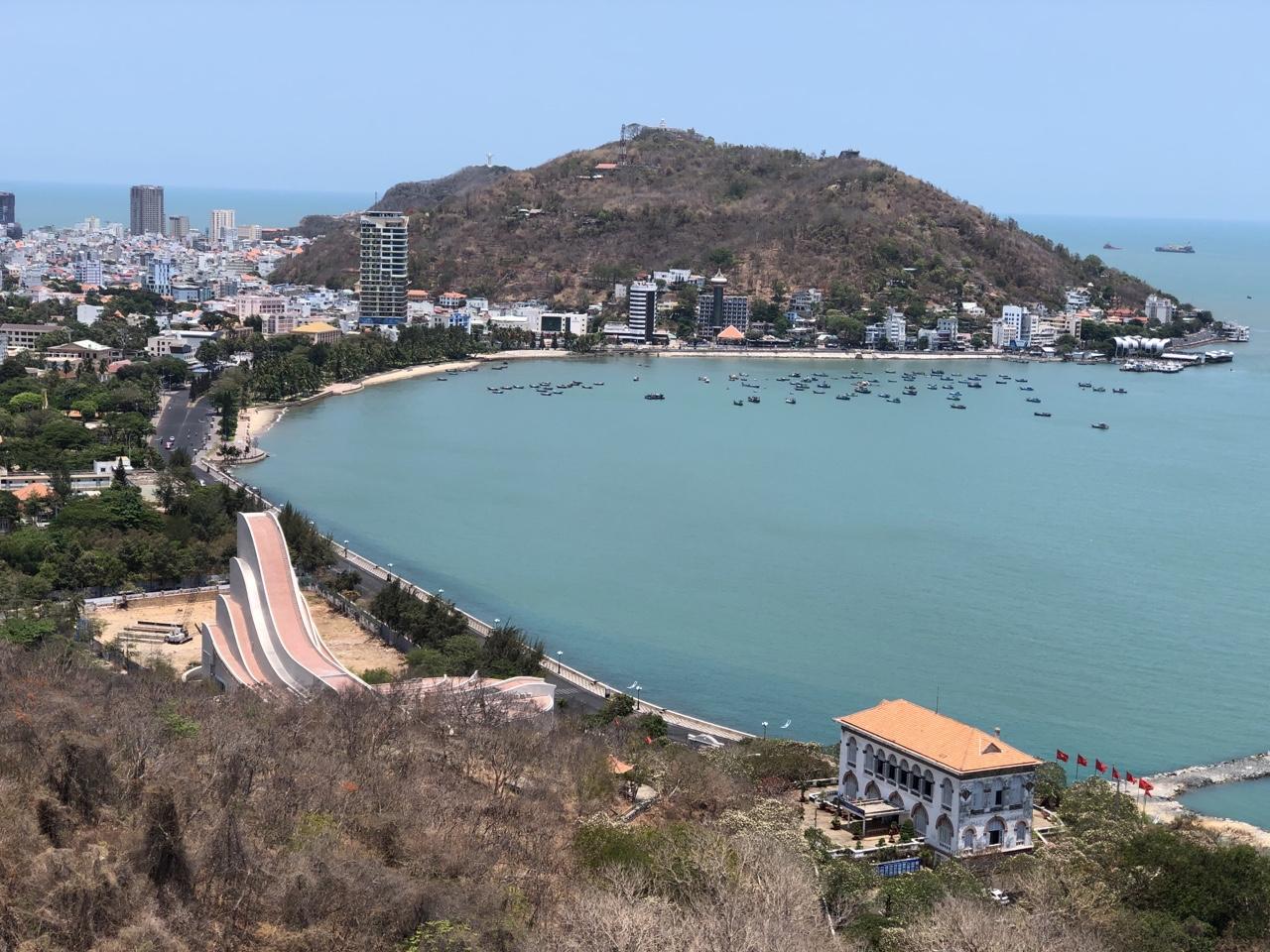 Ngắm toàn cảnh Bãi Trước từ Hồ  Mây Park.