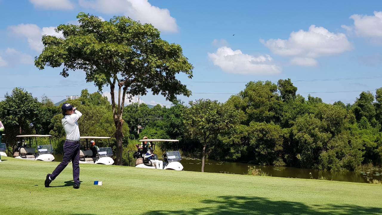 Chơi golf để rèn luyện thể lực và đồng thời đóng góp cho các hoạt động vì cộng đồng.