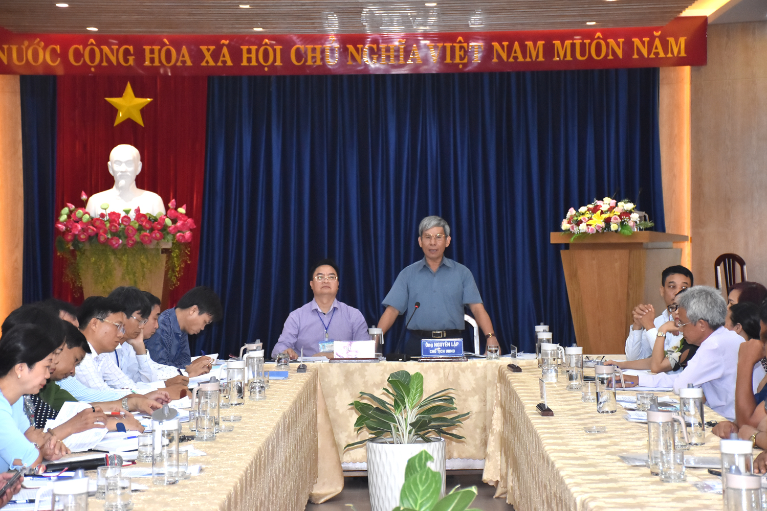 Các ông: Nguyễn Lập, Chủ tịch UBND TP. Vũng Tàu; Hoàng Vũ Thảnh, Phó Chủ tịch UBND TP. Vũng Tàu đồng chủ trì buổi tiếp khoảng 150 hộ liên quan có đất bị thu hồi tại dự án Khu tái định cư Tây Bắc AIII.