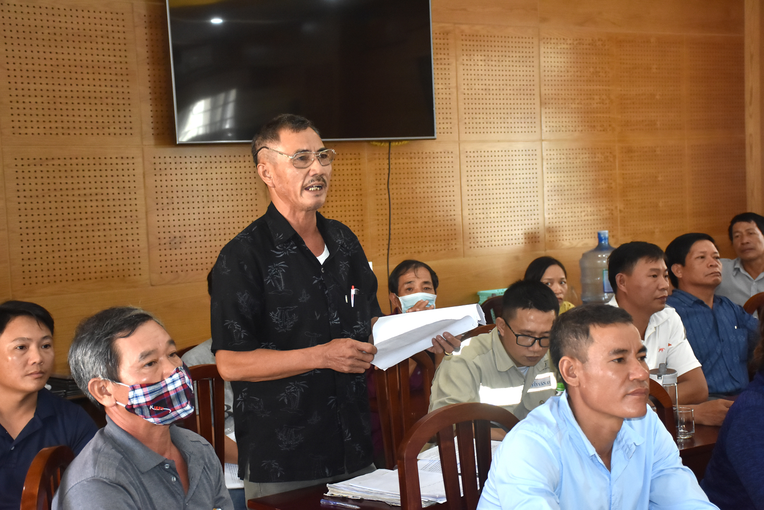 Ông Phạm Văn Nam (đứng) đề nghị bồi thường theo đất phi nông nghiệp và đất ở đô thị mặc dù đất nhà mình mua bằng giấy viết tay và là đất nông nghiệp.