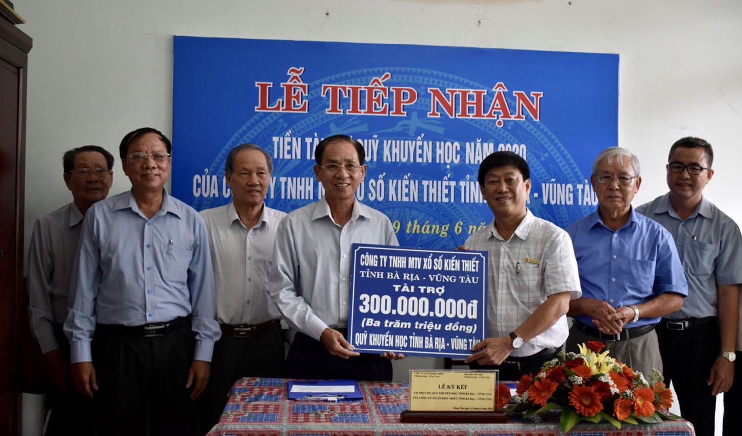 Đại diện Công ty TNHH MTV Xổ số kiến thiết tỉnh BR-VT trao bảng tượng trưng số tiền tài trợ cho Hội Khuyến học tỉnh.