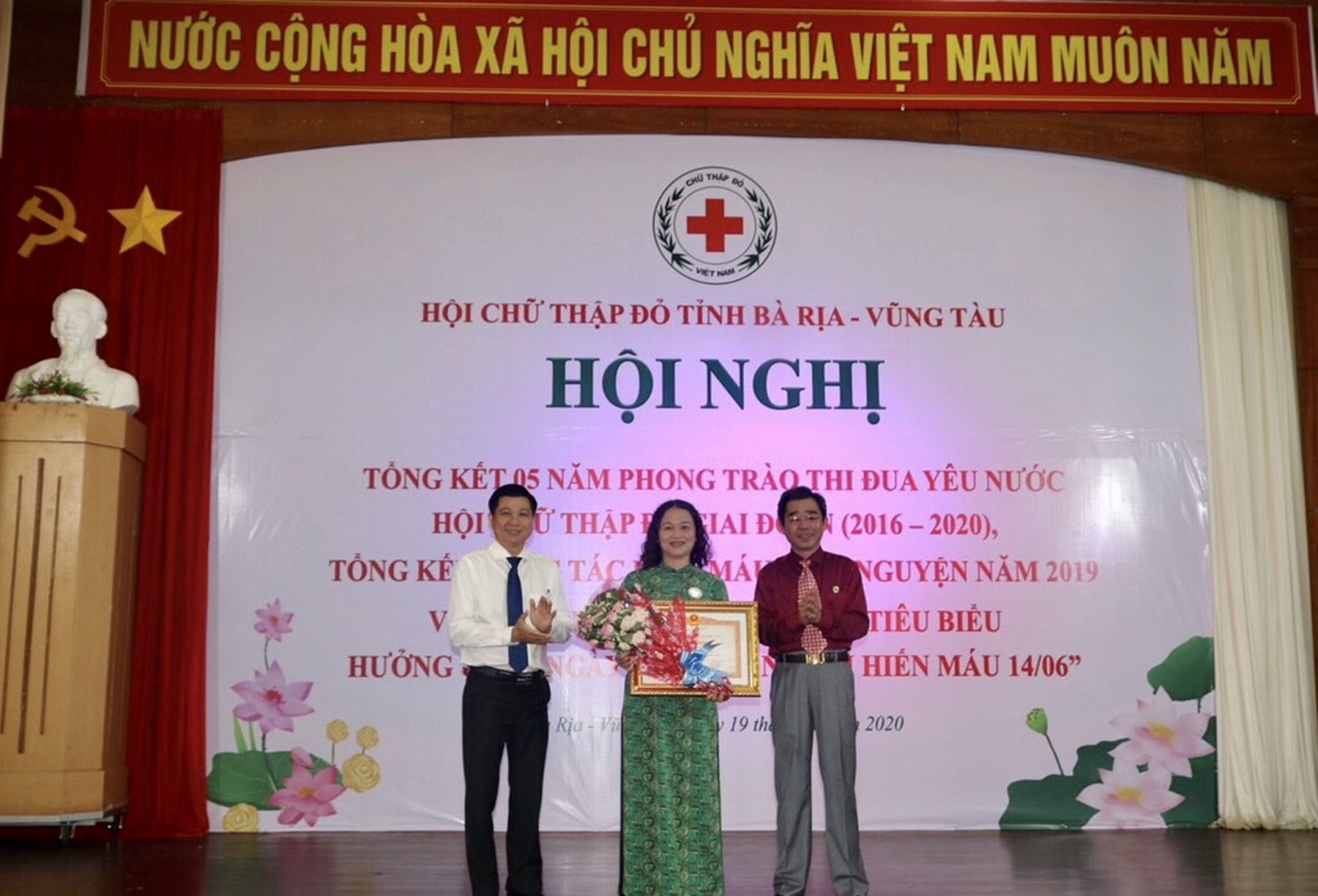 Thừa ủy quyền của Thủ tướng Chính phủ, ông Trần Văn Tuấn (bên trái), Phó Chủ tịch UBND tỉnh trao Bằng khen cho cá nhân có thành tích xuất sắc trong phong trào thi đua yêu nước của Hội CTĐ giai đoạn 2015-2019.