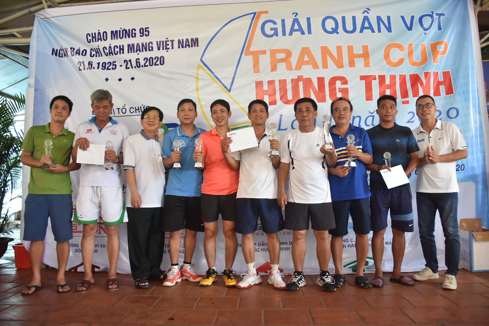 Ban Tổ chức trao giải cho các VĐV. 