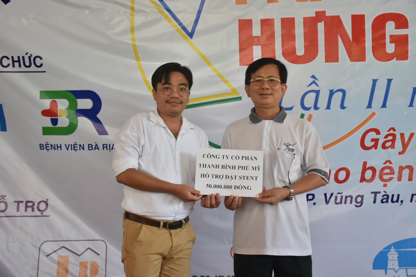 Tặng tấm séc tượng trưng 350 triệu đồng cho đại diện Bệnh viện Bà Rịa.