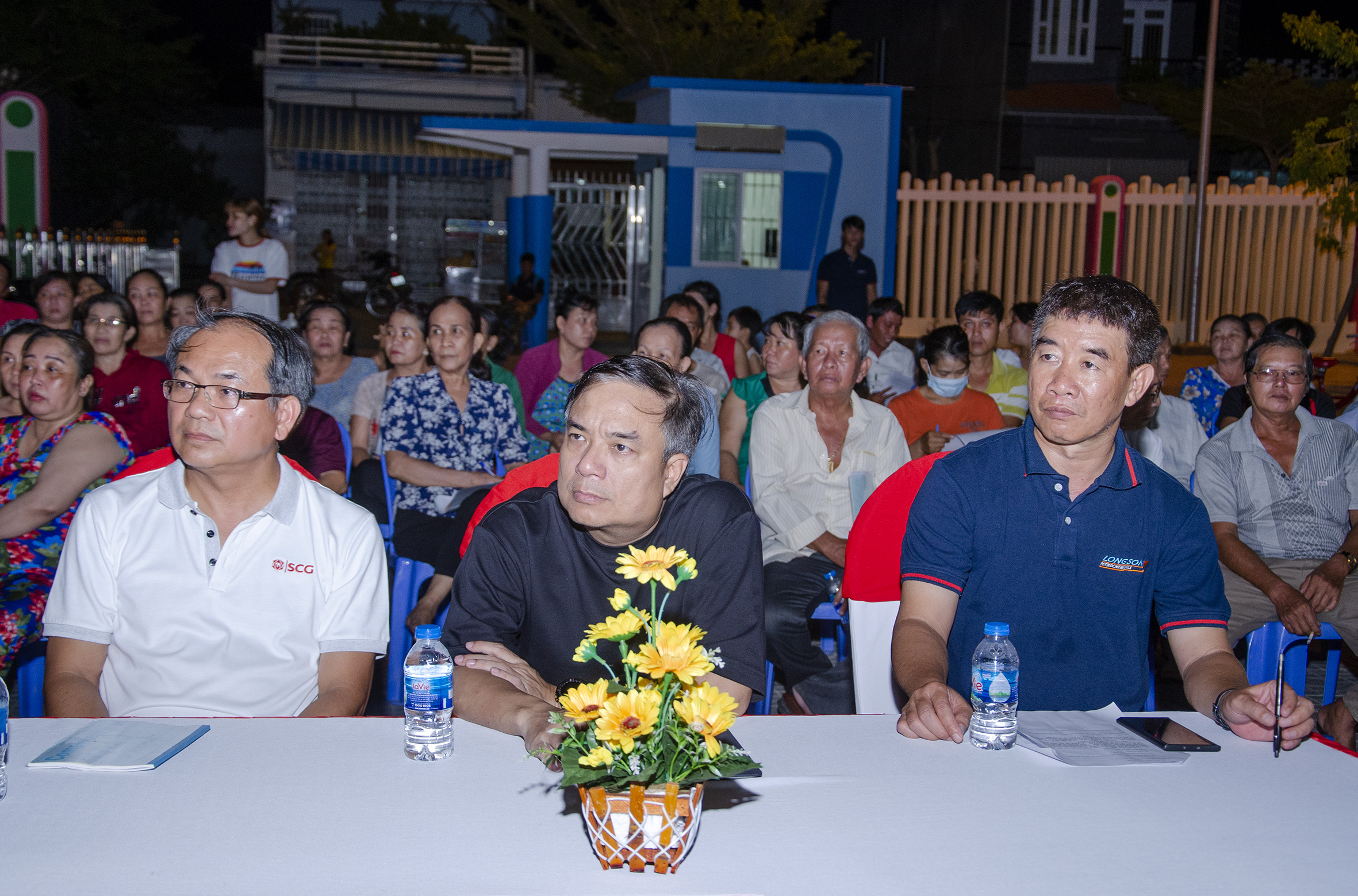 Đại diện Công ty TNHH Hóa dầu Long Sơn - LSP và người dân xã Long Sơn (TP. Vũng Tàu) tham dự chương trình.