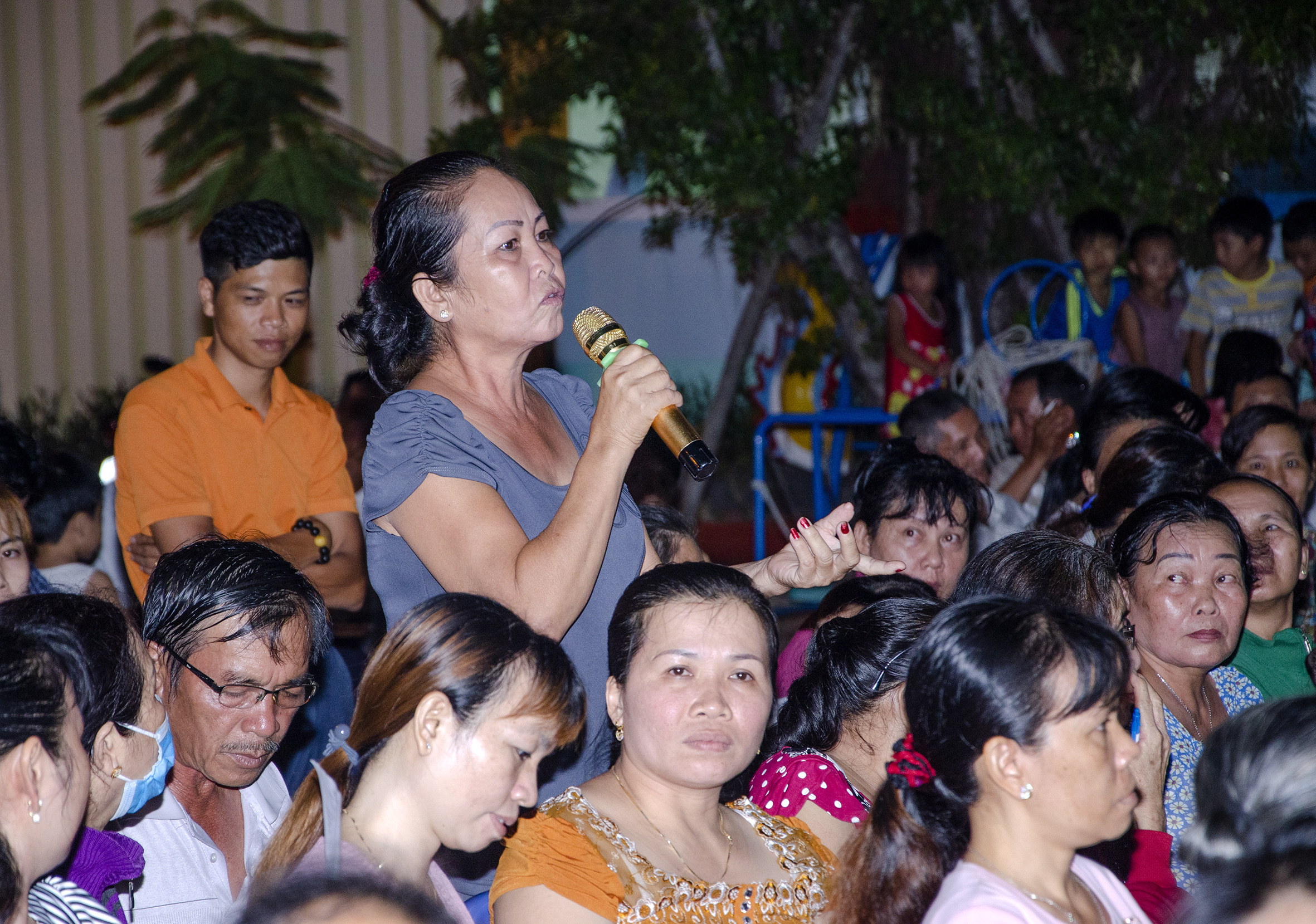 Một hộ dân xã Long Sơn thắc mắc liên quan đến công tác cấp GCNQSDĐ trong chương trình.